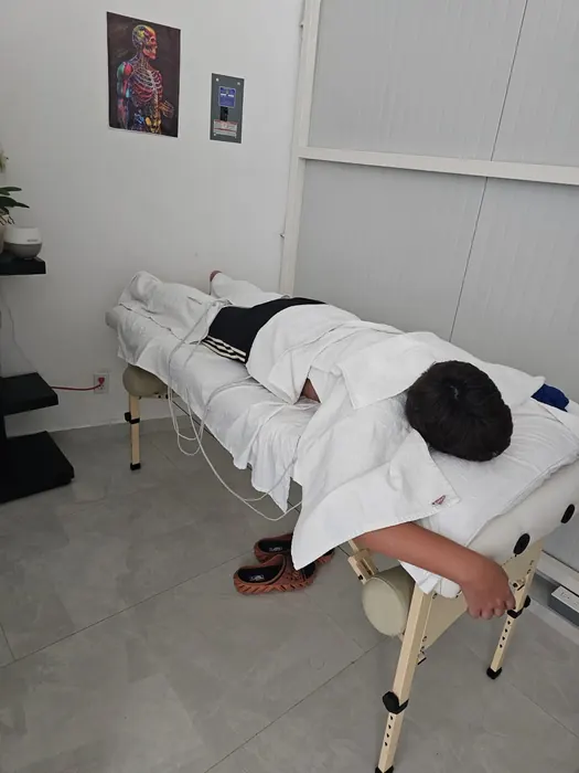 Paciente boca abajo durante terapia de espalda